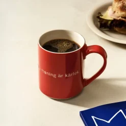 Mugg Astrid Ja, jag tror att livets... Vinröd