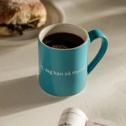 Mugg Astrid Konstig turkos