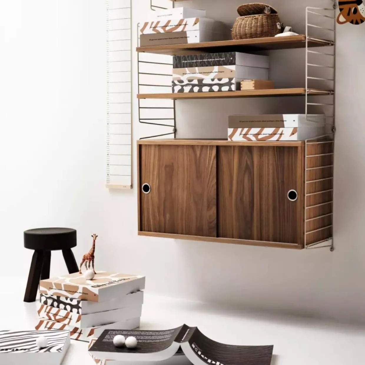 Skåp m skjutdörrar 78x30x42 valnöt